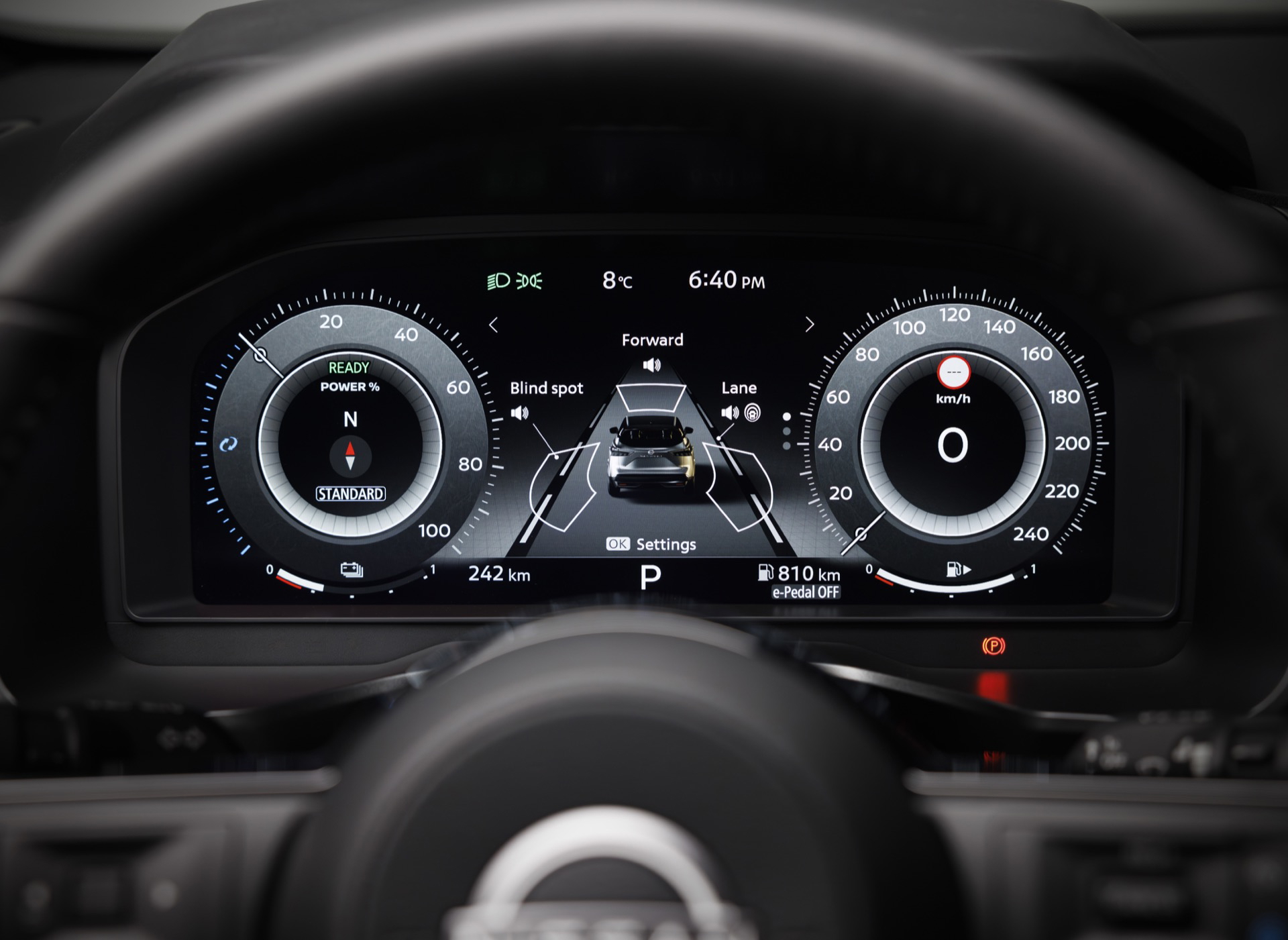 Vista del cuadro de instrumentos digital del Nissan Qashqai 2024 con información de asistencia al conductor activa.