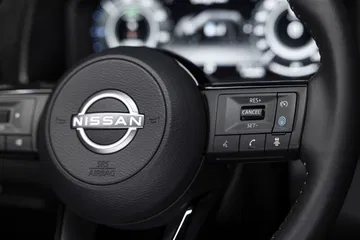Vista cercana del volante y controles del Nissan Qashqai 2024.