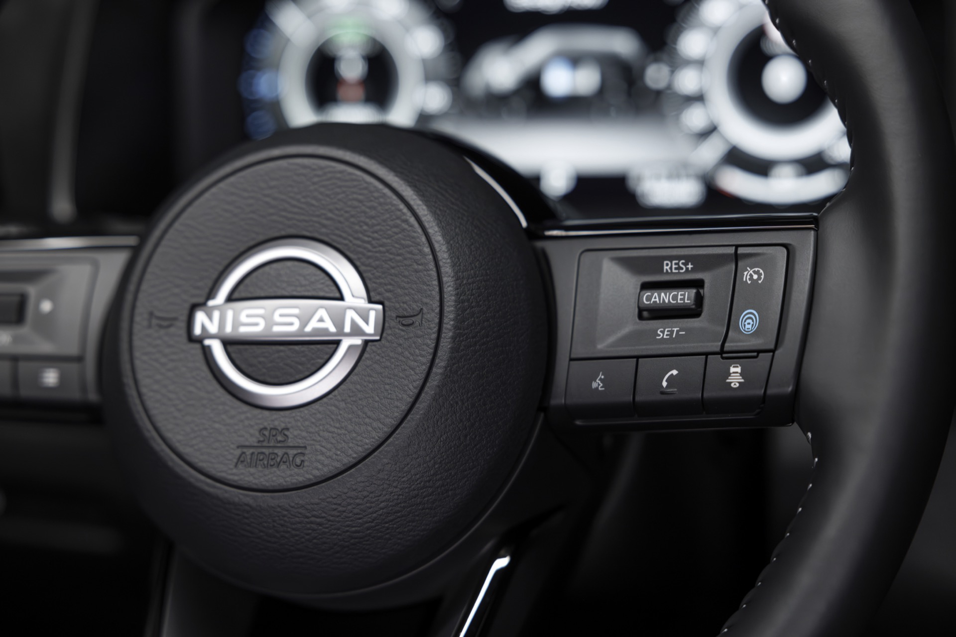 Vista cercana del volante y controles del Nissan Qashqai 2024.