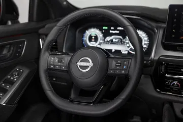 Vista cercana del cuadro de instrumentos digital del Nissan Qashqai 2024.