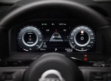 Vista del cuadro de instrumentos digital del Nissan Qashqai 2024 con enfoque en la visualización de asistencia al conductor.