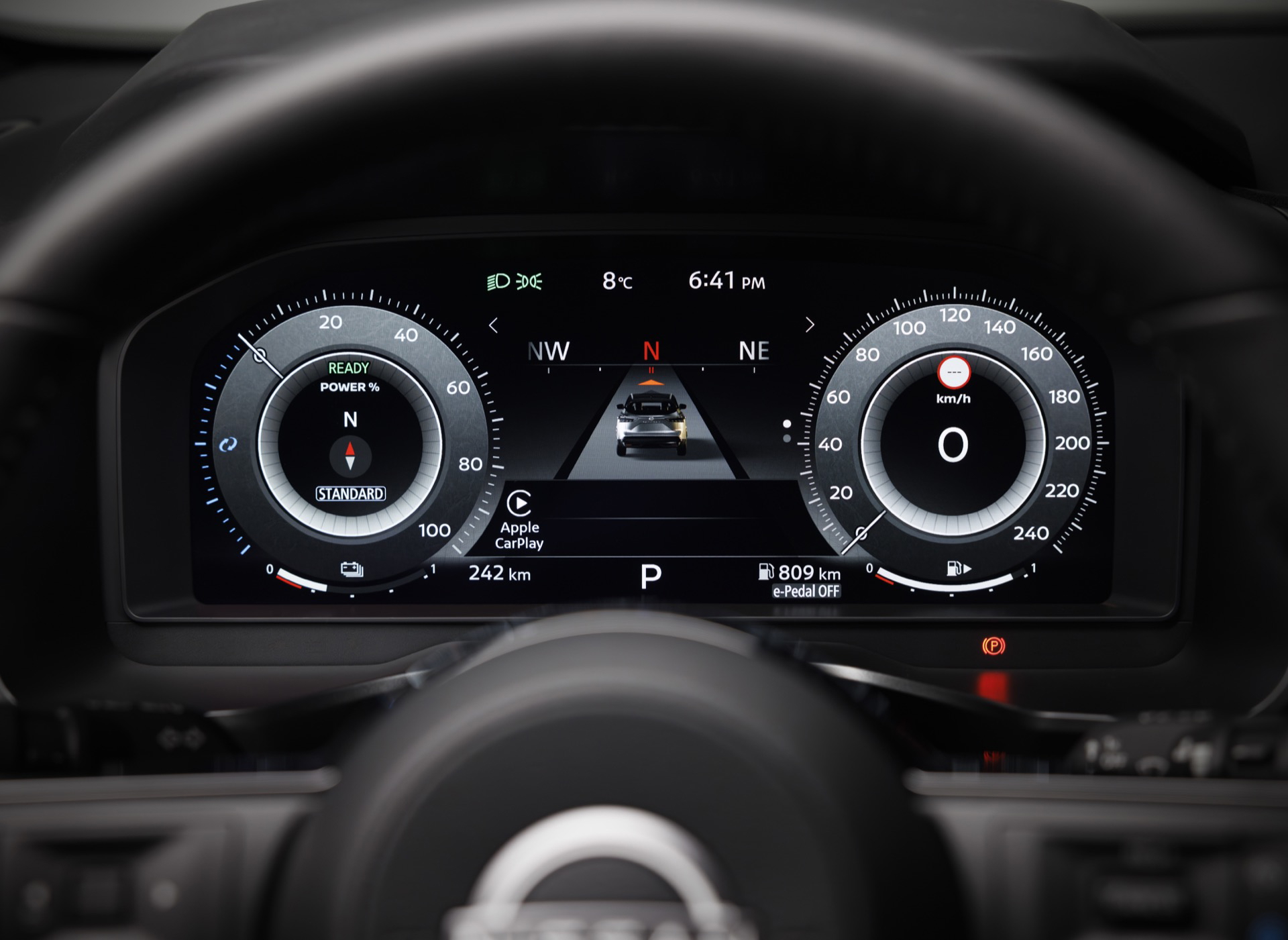 Vista del cuadro de instrumentos digital del Nissan Qashqai 2024 con enfoque en la visualización de asistencia al conductor.