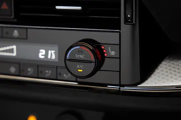 Vista del sistema de climatización Nissan Qashqai 2024, enfocando mando circular.