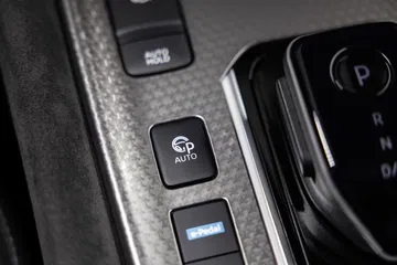 Vista cercana del sistema de autohold y e-Pedal en Nissan Qashqai 2024.