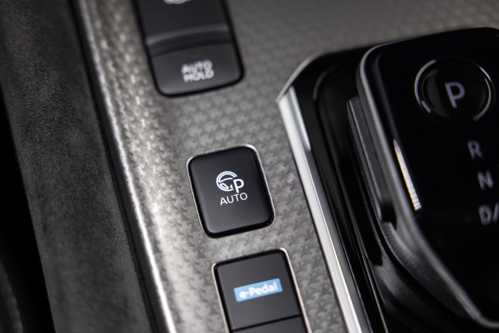 Vista cercana del sistema de autohold y e-Pedal en Nissan Qashqai 2024.