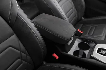 Vista detallada de la consola central y apoyabrazos del Nissan Qashqai 2024