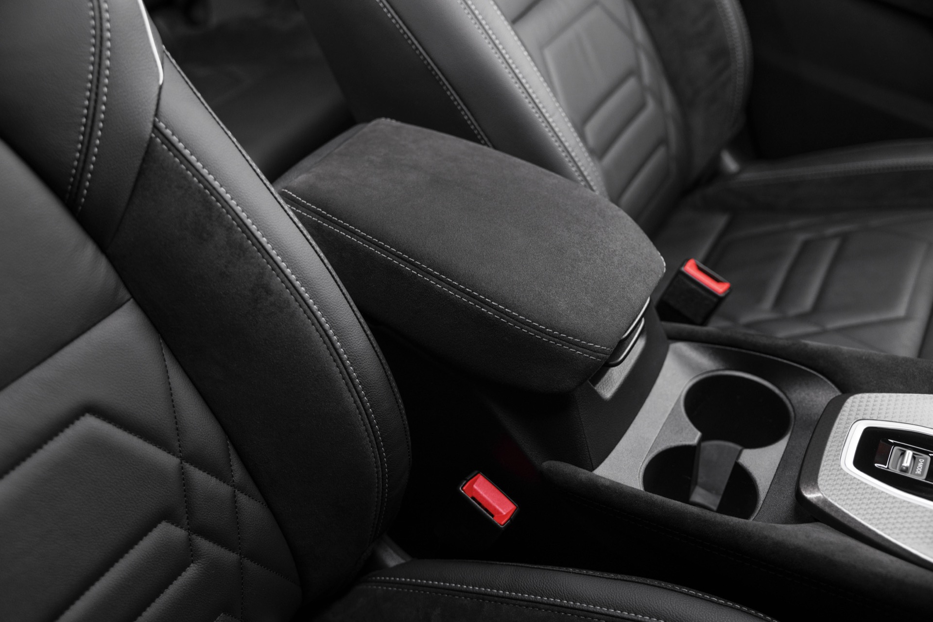 Vista detallada de la consola central y apoyabrazos del Nissan Qashqai 2024