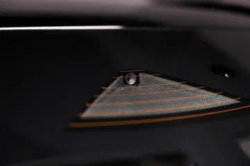 Detalle altavoz Bose en puerta Nissan Qashqai 2024, acabados premium.