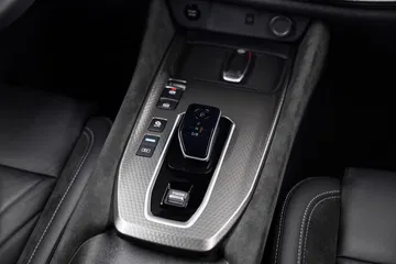 Vista del sistema de control de la consola central del Nissan Qashqai 2024, acabados de alta calidad.