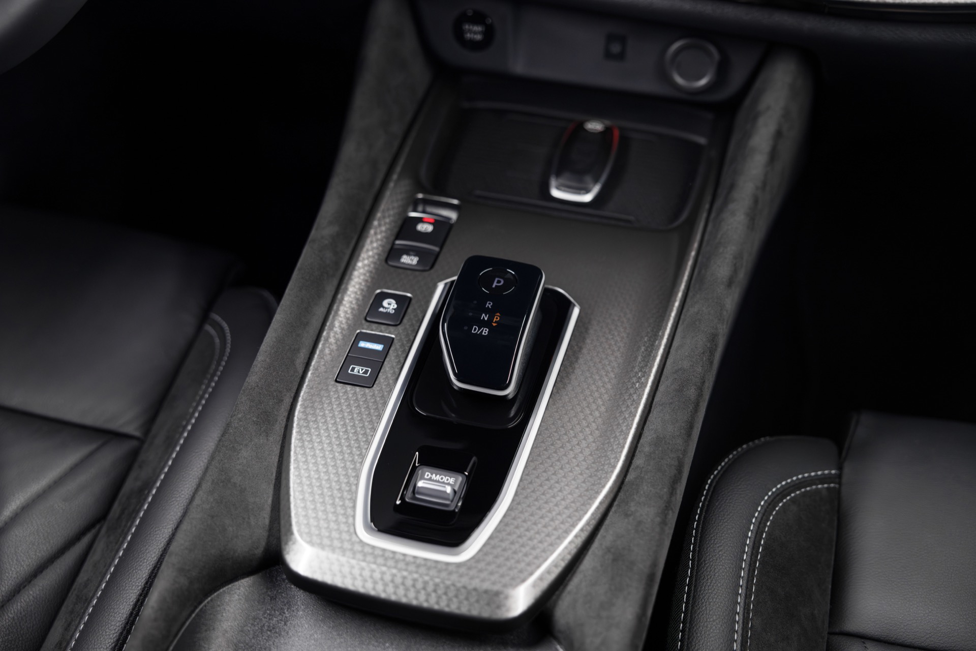 Vista del sistema de control de la consola central del Nissan Qashqai 2024, acabados de alta calidad.