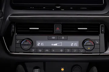 Vista de la consola central del Nissan Qashqai 2024 con su climatización bizona.