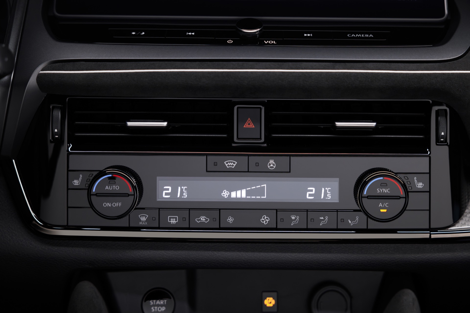 Vista de la consola central del Nissan Qashqai 2024 con su climatización bizona.