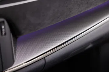 Vista detallada de acabado y textura en interior Nissan Qashqai 2024.