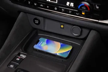 Vista del sistema de carga inalámbrica en el Nissan Qashqai 2024, enfatizando su diseño y ergonomía.