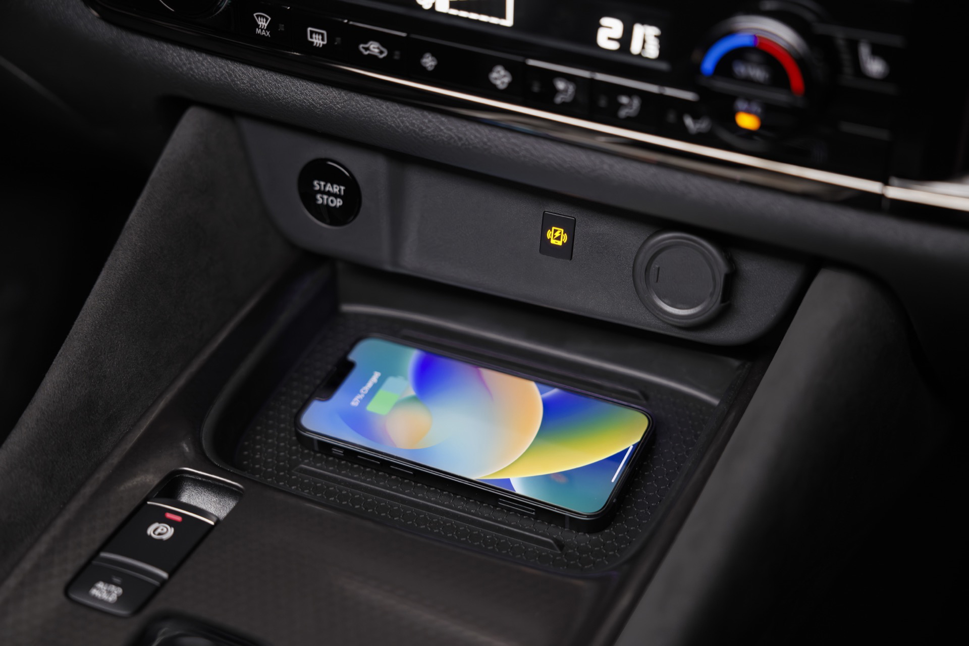 Vista del sistema de carga inalámbrica en el Nissan Qashqai 2024, enfatizando su diseño y ergonomía.