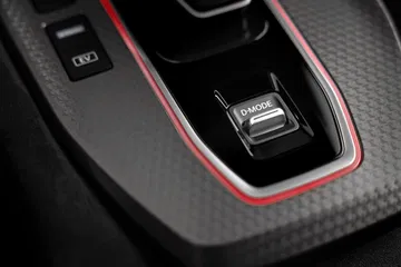 Vista cercana del selector D-Mode en el Nissan Qashqai 2024, realzando su acabado y ergonomía.