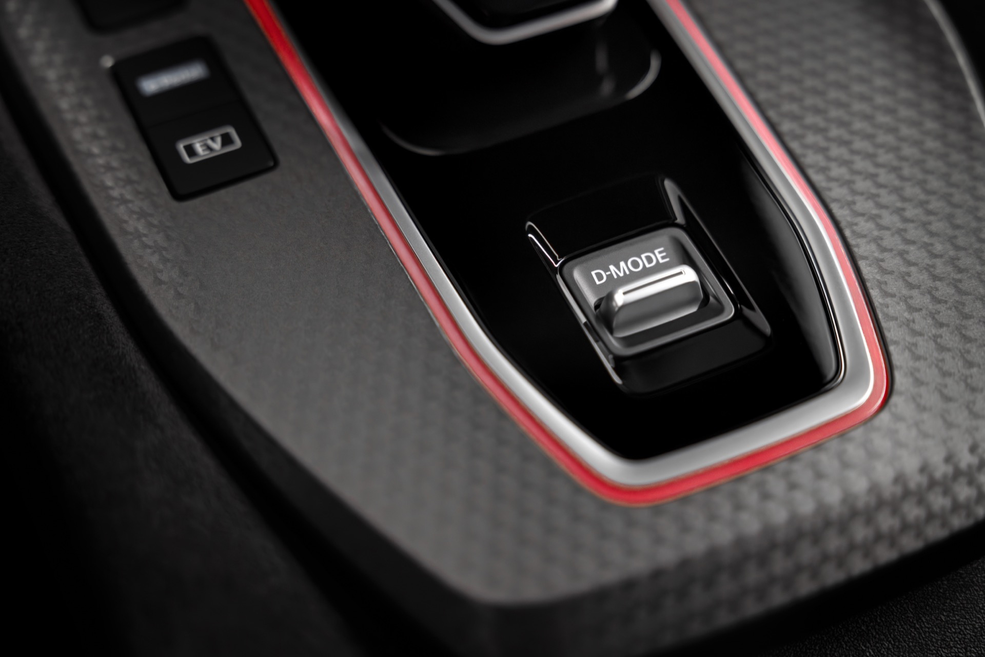 Vista cercana del selector D-Mode en el Nissan Qashqai 2024, realzando su acabado y ergonomía.