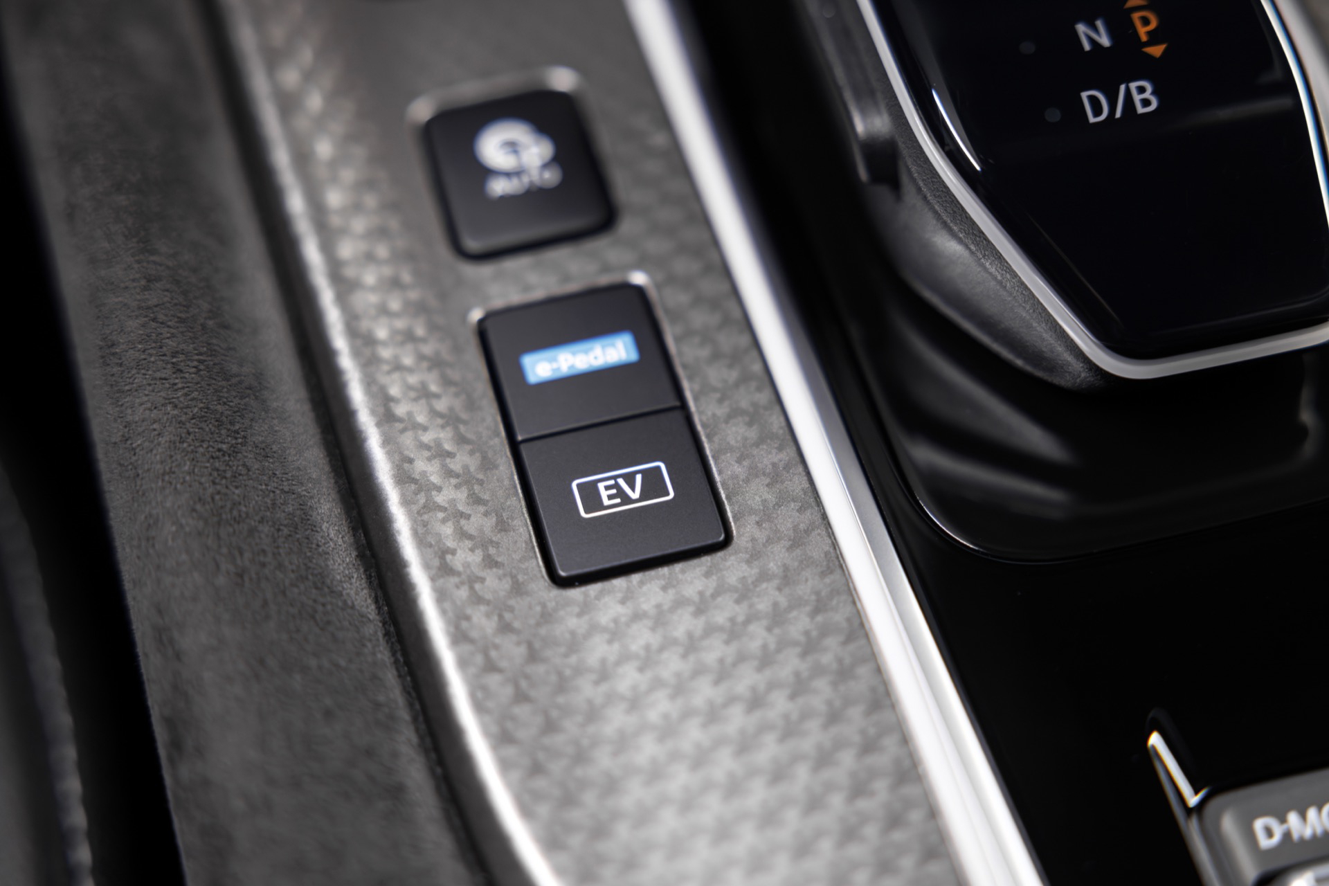 Vista cercana del sistema e-Pedal en el Nissan Qashqai 2024, enfatizando el control de conducción.