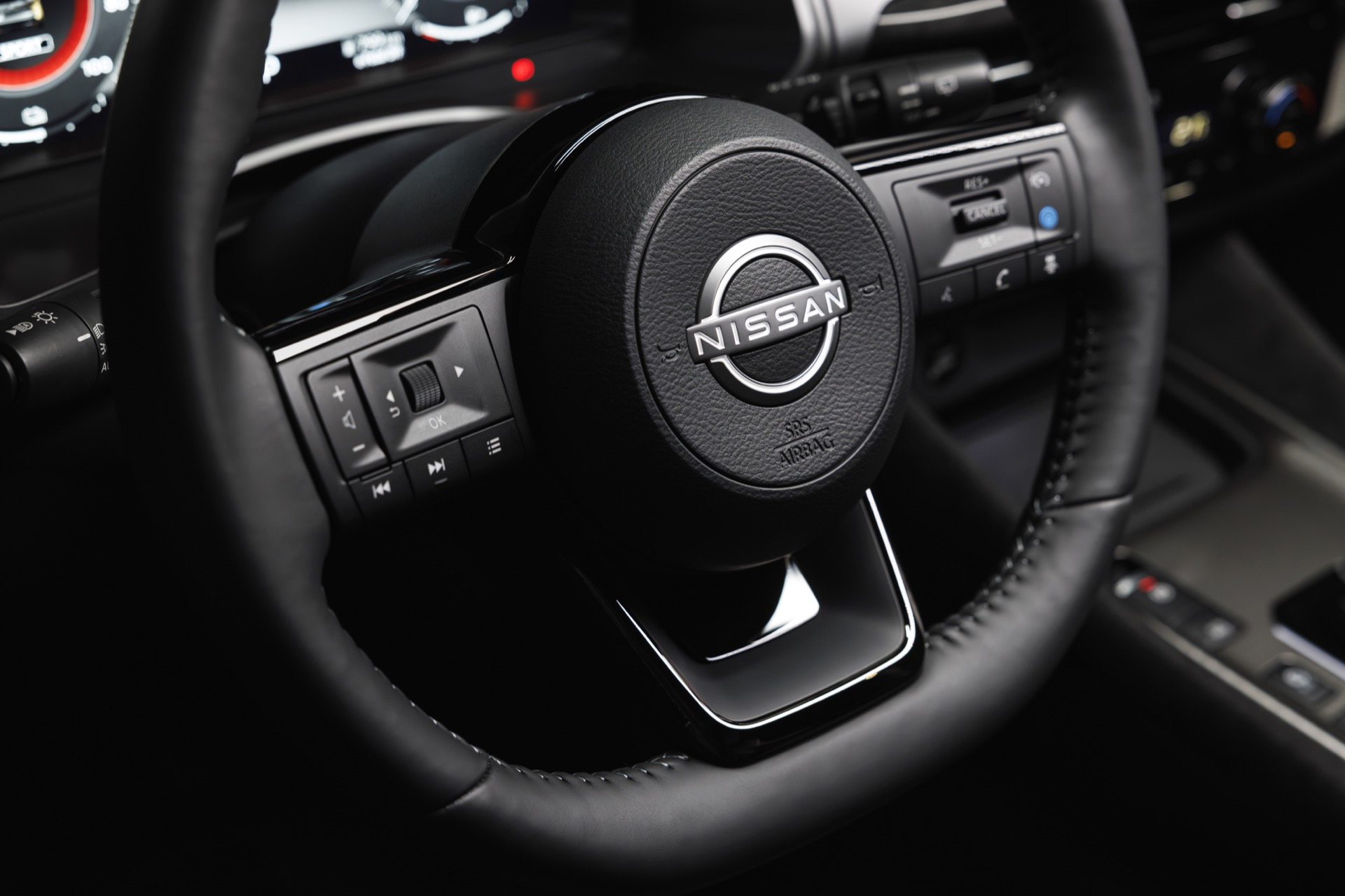 Vista cercana del volante y controles del Nissan Qashqai 2024, destacando su diseño ergonómico y calidad de materiales.