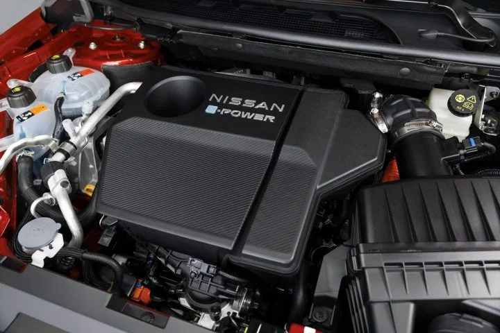 Vista del motor e-POWER en detalle del Nissan Qashqai 2024, mostrando componentes y diseño.