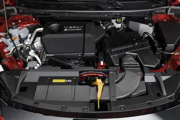 Vista detallada del propulsor del Nissan Qashqai 2024 evidenciando su tecnología e ingeniería