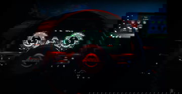 Vista nocturna del cuadro de instrumentos del Nissan Qashqai 2024, iluminación y diseño modernos.