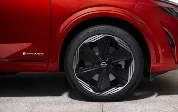 Vista cercana de la rueda del Nissan Qashqai 2024, enfatizando el diseño de las llantas.