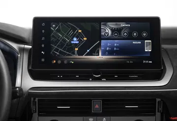 Vista del avanzado sistema de entretenimiento con pantalla táctil del Nissan Qashqai 2024.