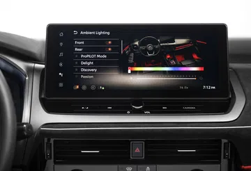 Vista del sistema de entretenimiento avanzado del Nissan Qashqai 2024.