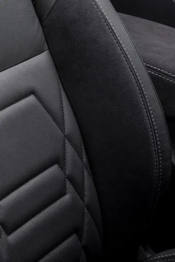 Vista cercana de los asientos de cuero con costura detallada del Nissan Qashqai 2024.
