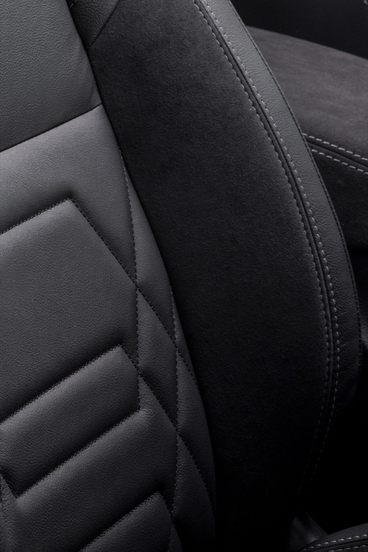Vista cercana de los asientos de cuero con costura detallada del Nissan Qashqai 2024.