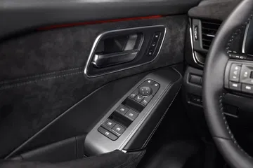 Vista del sistema de control de ventanas y espejos laterales del Nissan Qashqai 2024