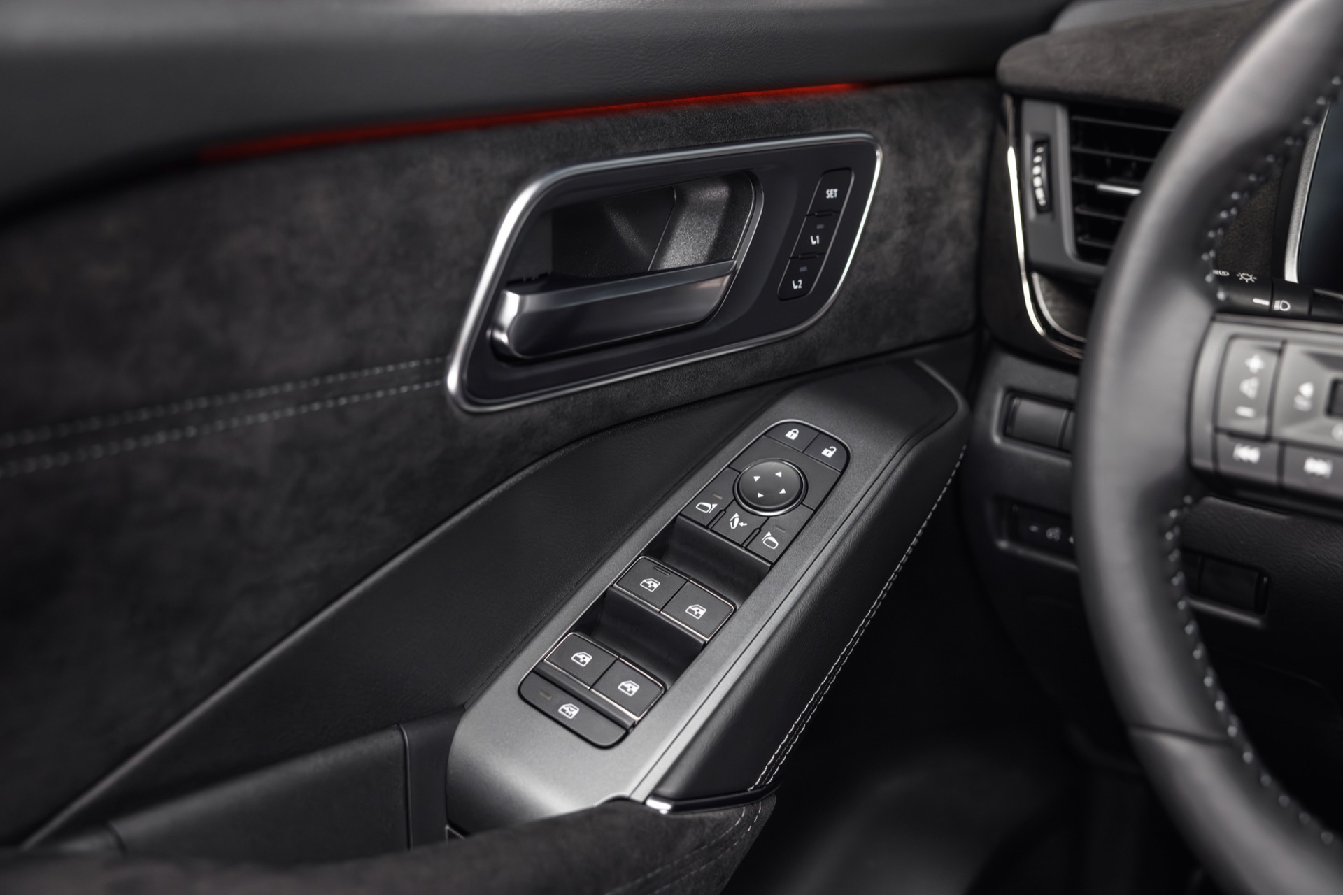 Vista del sistema de control de ventanas y espejos laterales del Nissan Qashqai 2024