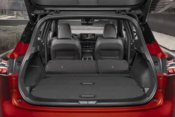 Amplio maletero del Nissan Qashqai, asientos abatidos, visión trasera.