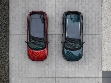 Vista aérea del Nissan Qashqai 2024 en color rojo destacando su diseño de techo y líneas laterales