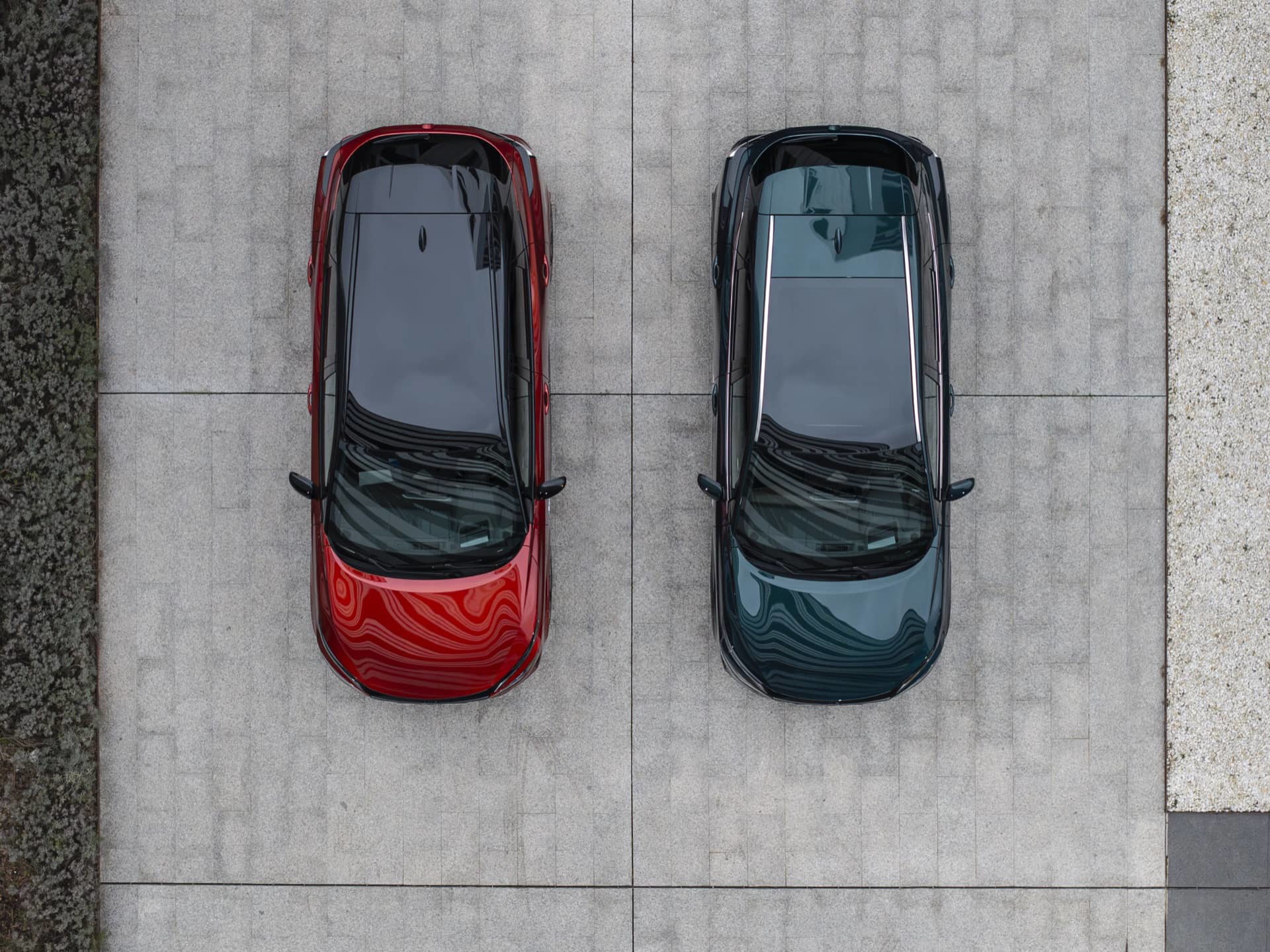 Vista aérea del Nissan Qashqai 2024 en color rojo destacando su diseño de techo y líneas laterales