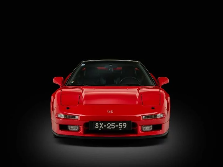 Impecable Honda NSX en color rojo, inspiración de Ayrton Senna, vista delantera destacada.