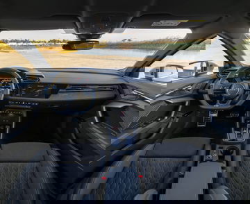 Vista del lujoso interior del nuevo Audi S3 2024, destacando sus asientos deportivos y acabados premium.
