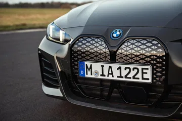 Vista en detalle de la parrilla y emblema frontal del BMW i4 eDrive.