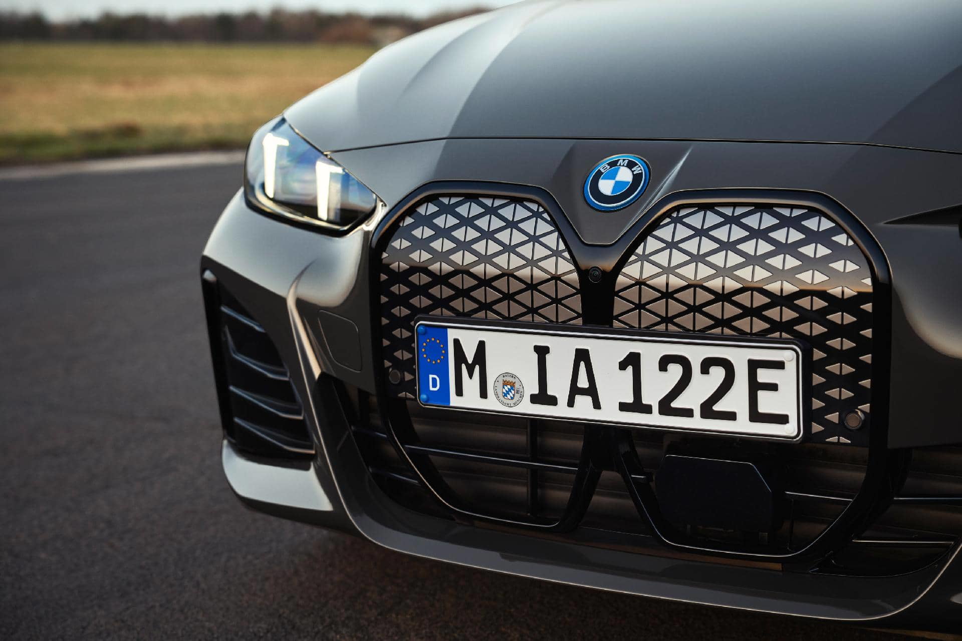 Vista en detalle de la parrilla y emblema frontal del BMW i4 eDrive.