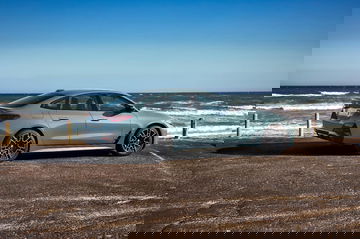 Vista lateral del nuevo BMW i4 M50 mostrando su perfil aerodinámico y diseño deportivo.