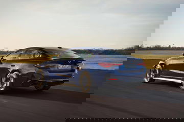 Vista dinámica del BMW M440i xDrive mostrando su línea deportiva y aerodinámica.
