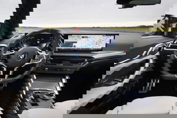 Vista panorámica del habitáculo del BMW M440i xDrive, destacando su lujoso diseño y tecnología avanzada.