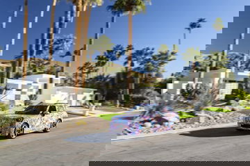 Vista lateral del nuevo Mini Aceman en movimiento, destacando su diseño juvenil y dinámico.