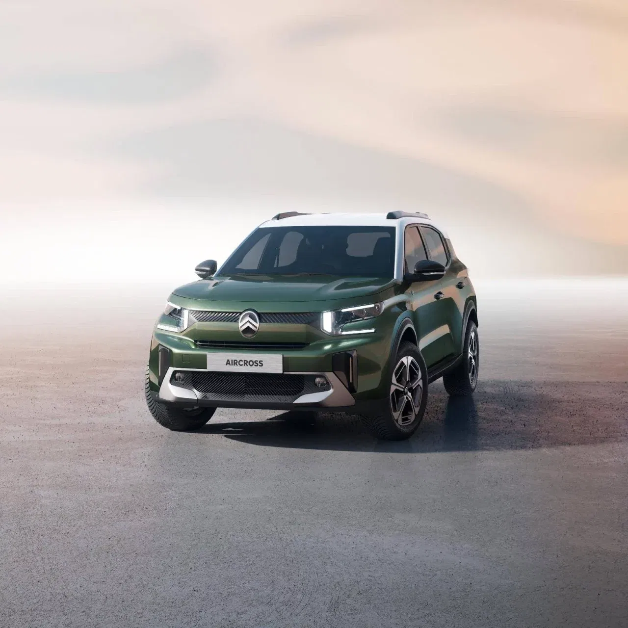 Vista frontal y lateral del nuevo Citroën e-C3 Aircross, destaca su diseño moderno y robusto.