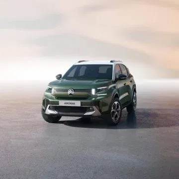 Vista frontal y lateral del nuevo Citroën e-C3 Aircross, destaca su diseño moderno y robusto. Vista frontal y lateral del nuevo Citroën e-C3 Aircross, destaca su diseño moderno y robusto.