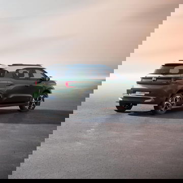 Vista trasera y lateral del Citroën eC3 Aircross mostrando diseño y llantas.