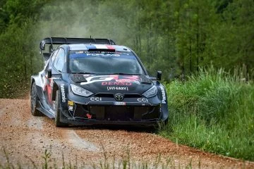 Vista dinámica del Toyota Yaris WRC en acción, competición en tierra