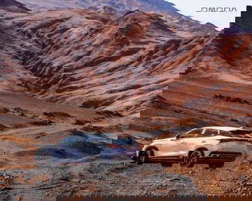 Vistazo lateral de Omoda SUV en entorno desértico, destacando líneas de diseño aerodinámicas.