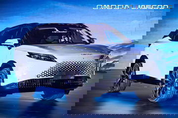 Vista lateral de un SUV Omoda 7, destacando su perfil elegante y moderno.